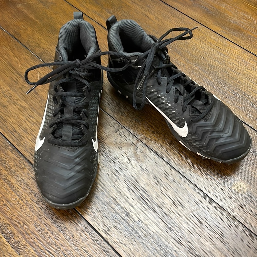 Nike ALPHA cleats boys size 5.5. Great condition.